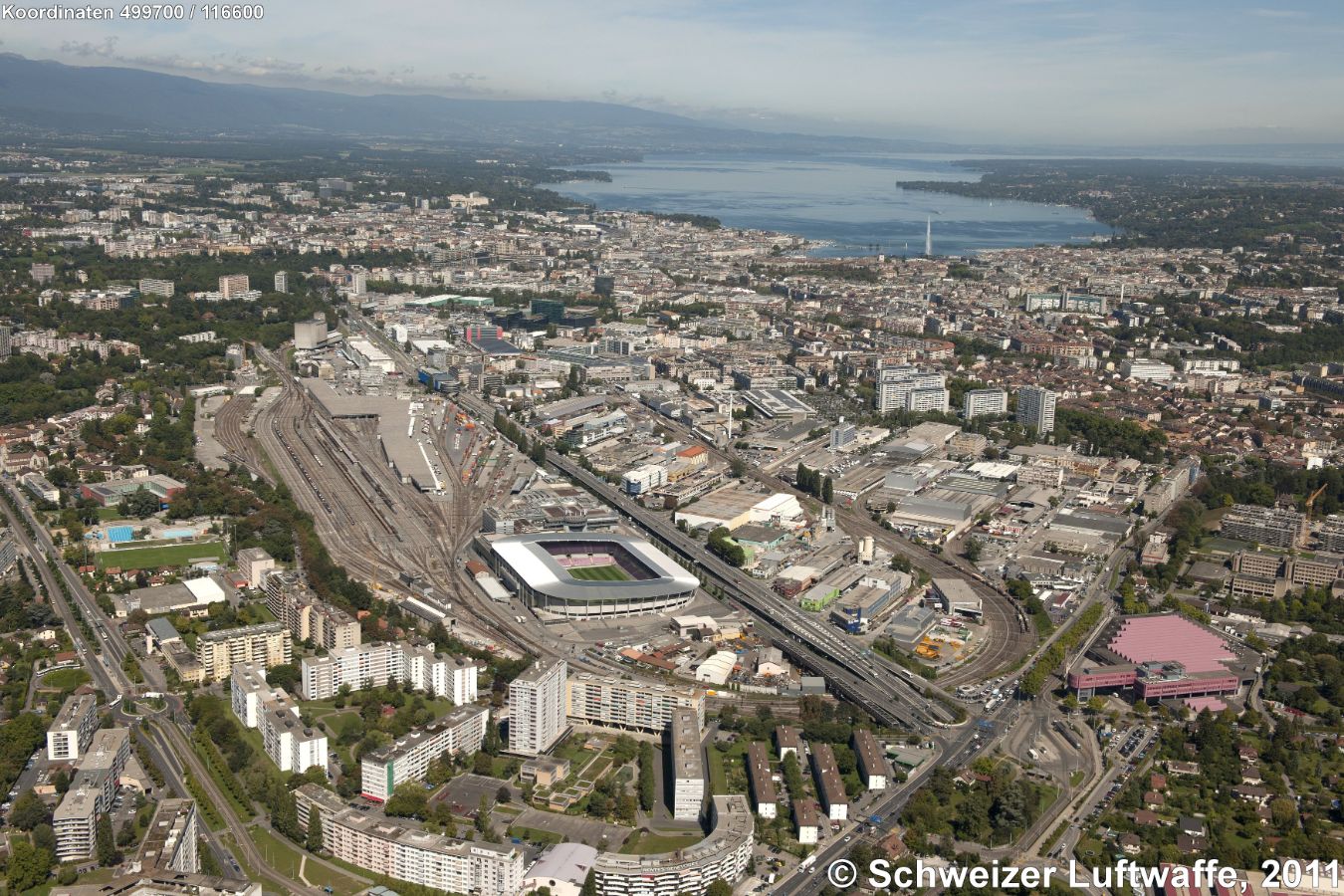 Genève - Carouge / Lancy; Stade de Genève ('La Praille), Position: 2'498'754.66, 1'114'905.27. Bahnhof Lancy-Pont-Rouge (SNCF).